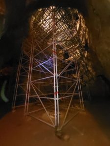 Montage de l'échafaudage dans la Crayère